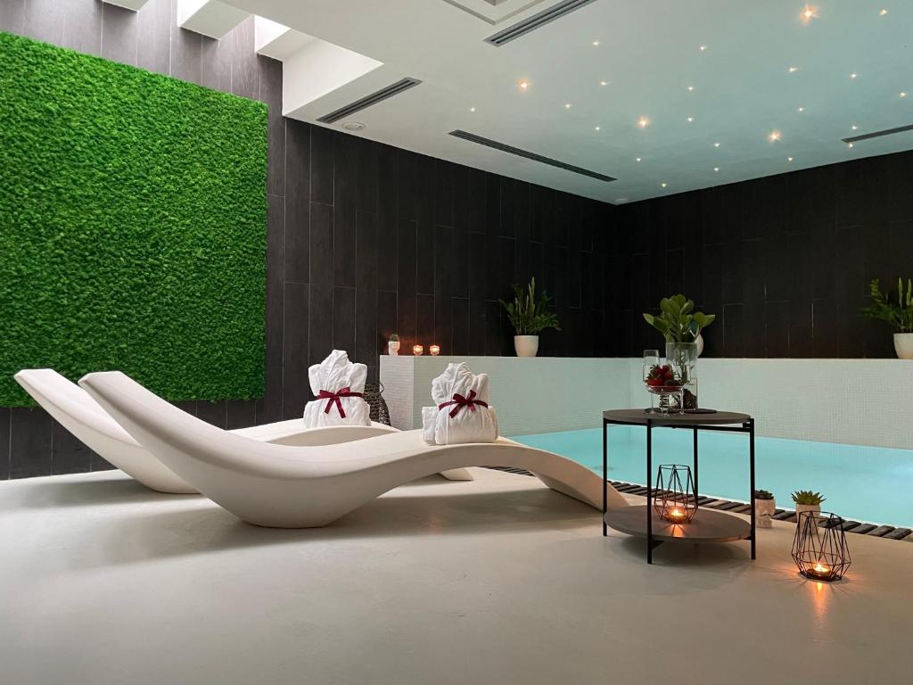 uma casa de banho com uma banheira com duas pessoas em De Stefano Palace Luxury Hotel em Ragusa