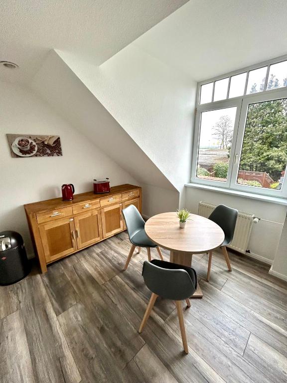 a dining room with a table and chairs in a room at Pension Zum Lindeneck in Lübz