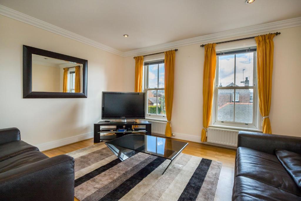 sala de estar con sofá y TV en Spacious, 3 Bed House for 6 in Central Chester, en Chester