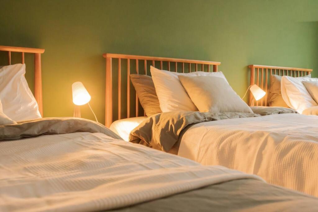 Un pat sau paturi într-o cameră la MIRAE_stay 52 New Open [1 Queen + 2 Single beds]