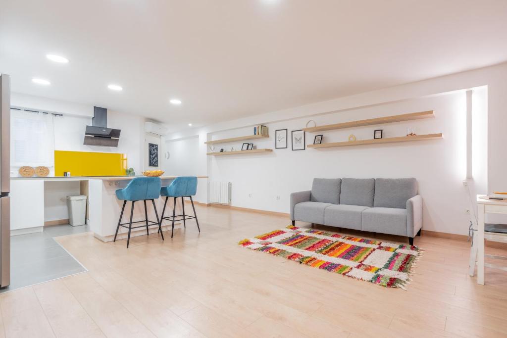 a living room with a couch and a kitchen at Apartamento vive Patraix in Valencia