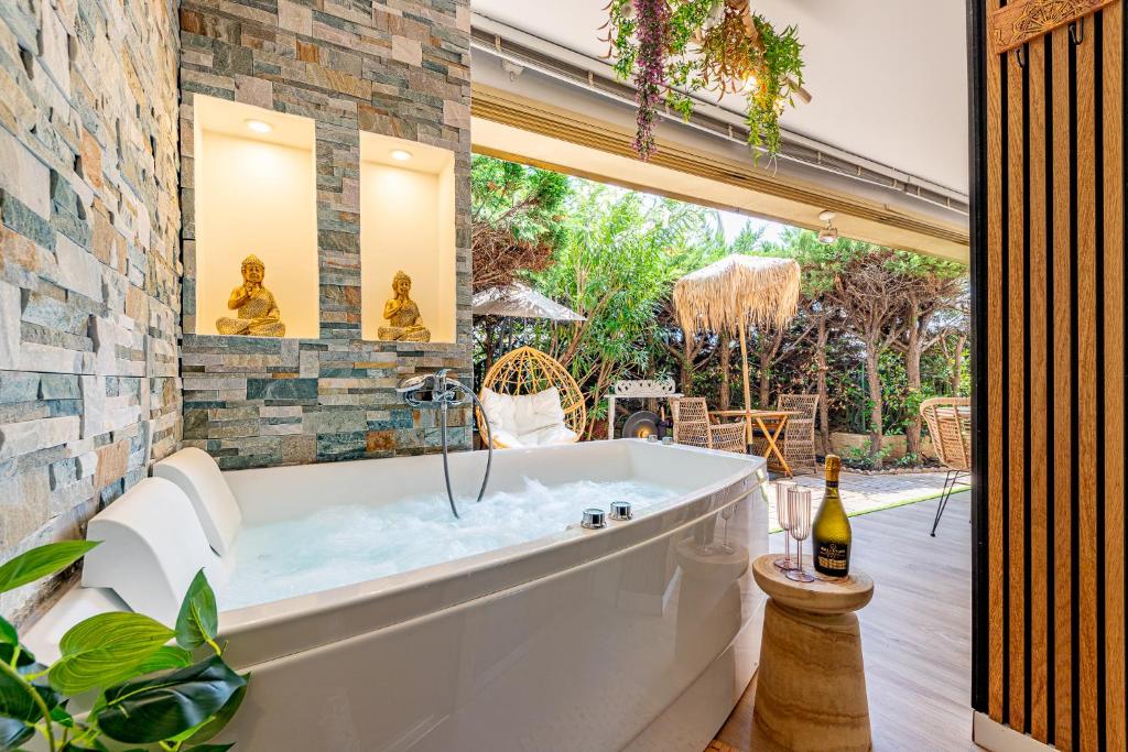 Cette chambre dispose d'une baignoire et d'une terrasse. dans l'établissement LA VILLA BALI A CANNES, à Cannes