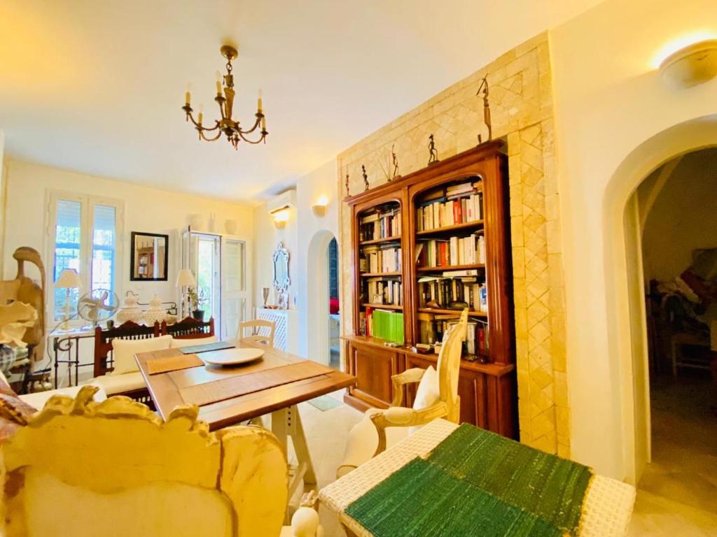Douar el Hafey的住宿－Dar Zahra - Sidi Bou Said，客厅配有桌子和壁炉