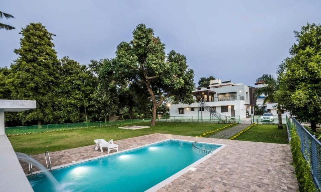 Bazén v ubytování Nadhiyoram River Retreat nebo v jeho okolí
