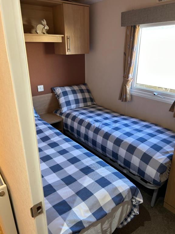 Postel nebo postele na pokoji v ubytování Phoenix caravan hire, Trecco bay