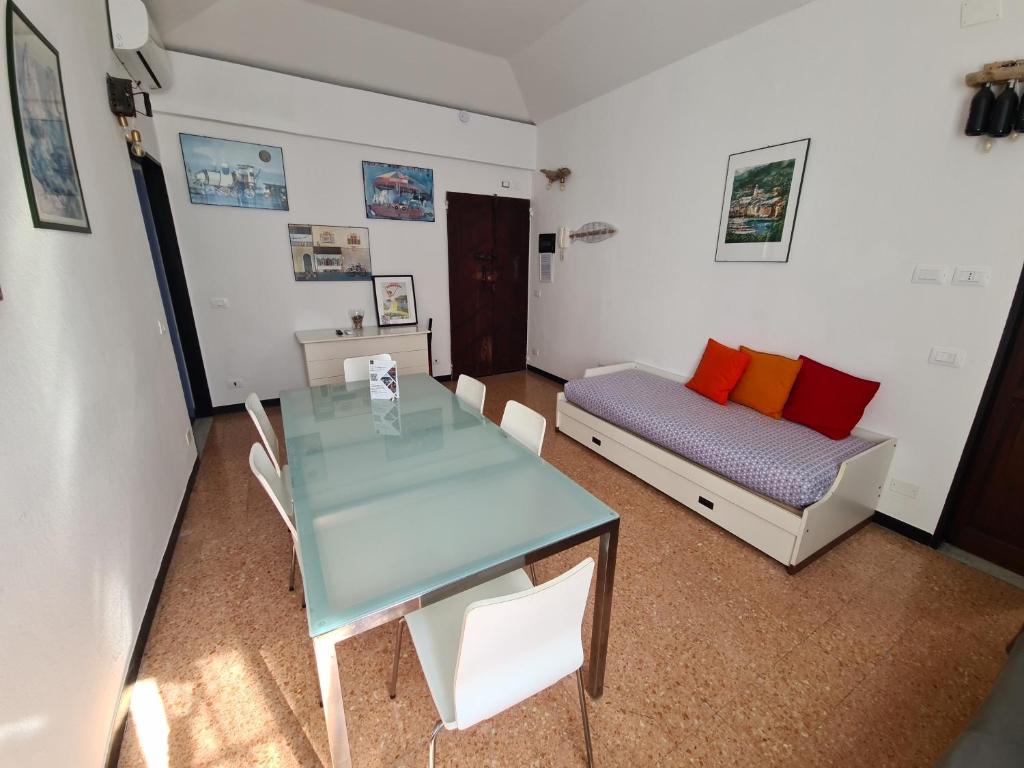 een woonkamer met een tafel en een bank bij Violetta Portofino by PortofinoVacanze in Rapallo