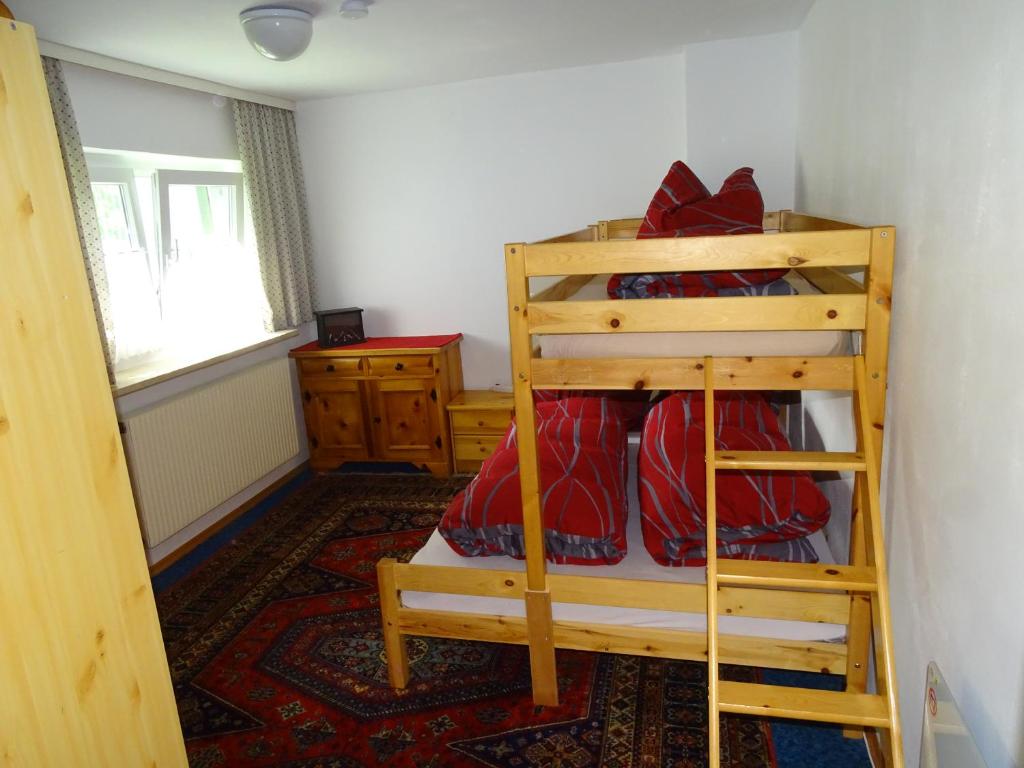 Palanda nebo palandy na pokoji v ubytování Ferienhaus-Römerthurm