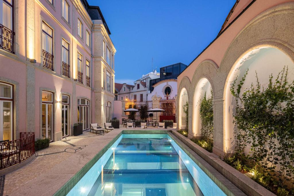 uma piscina no pátio de uma casa em MS Collection Aveiro - Palacete Valdemouro em Aveiro