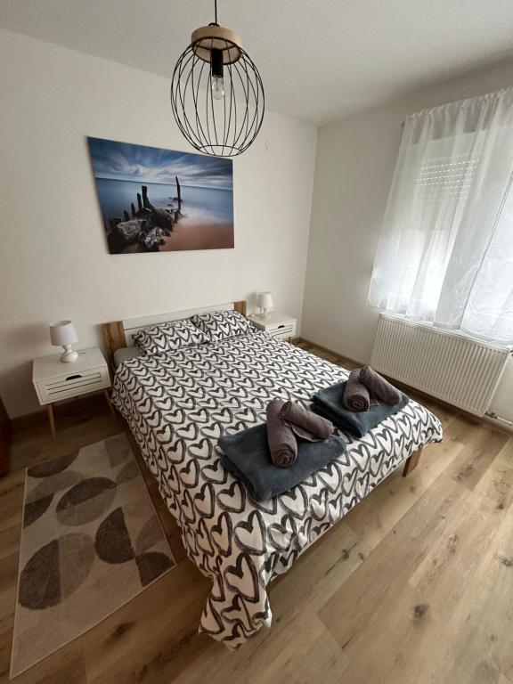 1 dormitorio con cama y lámpara de araña en NO NAME, en Koprivnica