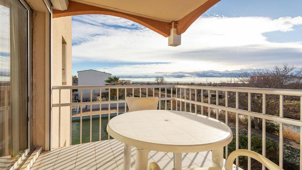 un balcon avec une table et une vue sur l'océan dans l'établissement PRIMAVERA 321 - Appt lumineux 4 pers, au Cap d'Agde