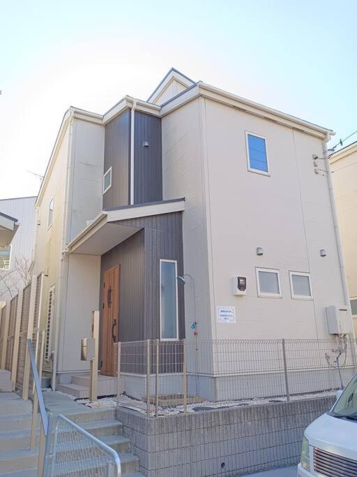 藤沢市にある湘南片瀬HOMEの白い建物