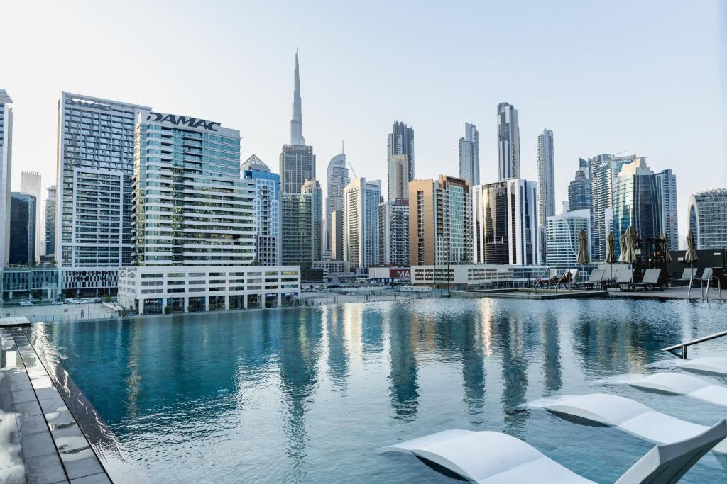 um grande corpo de água em frente a uma cidade em Gennaro´s home at 15 Northside Business Bay em Dubai