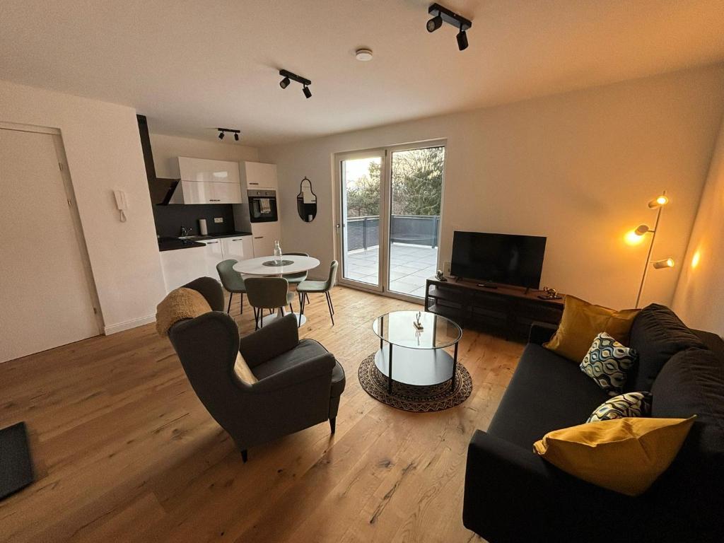 sala de estar con sofá y mesa en Aparthotel Umbrella, en Viena