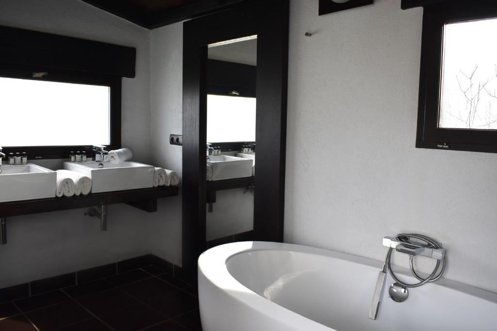 ein Badezimmer mit zwei Waschbecken und einer Badewanne in der Unterkunft MAS MLS in Saintes-Maries-de-la-Mer