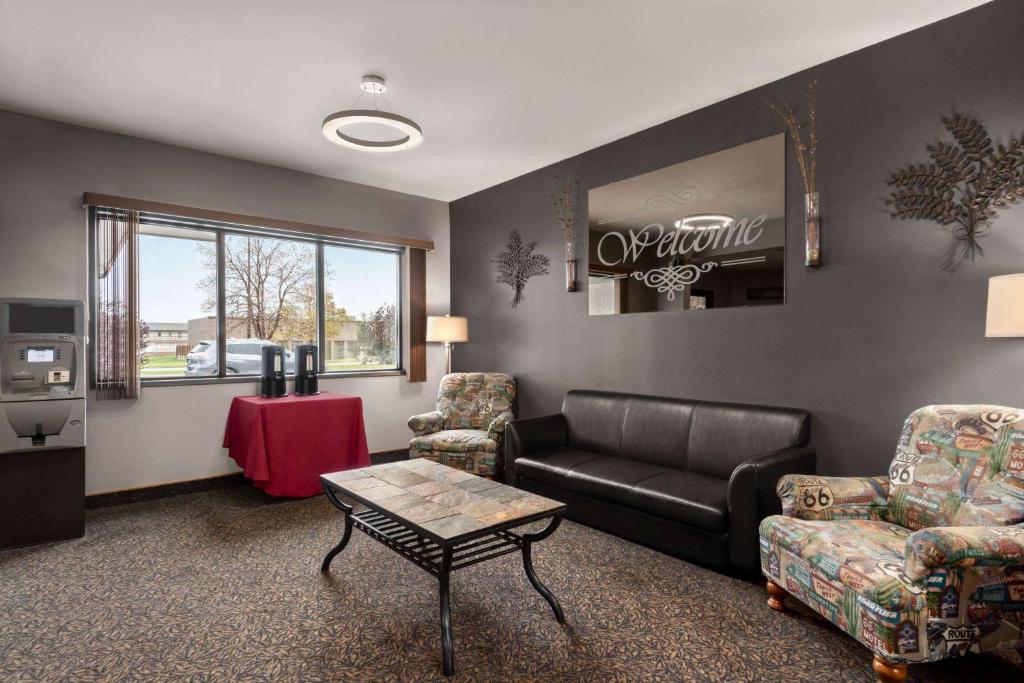Un lugar para sentarse en Travelodge by Wyndham Brandon