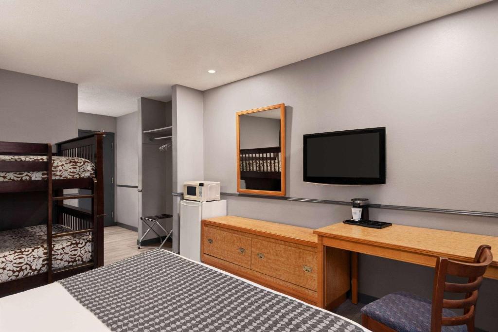 Una cama o camas en una habitación de Travelodge by Wyndham Brandon
