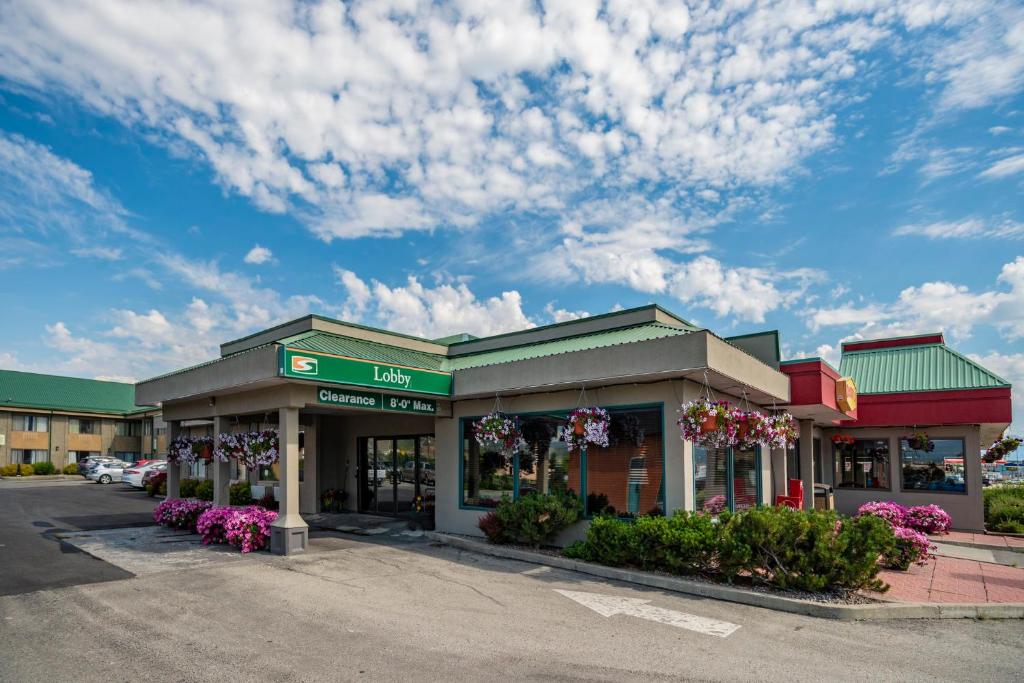 ein Lebensmittelgeschäft mit Blumen auf einem Parkplatz in der Unterkunft Sandman Hotel Cranbrook in Cranbrook