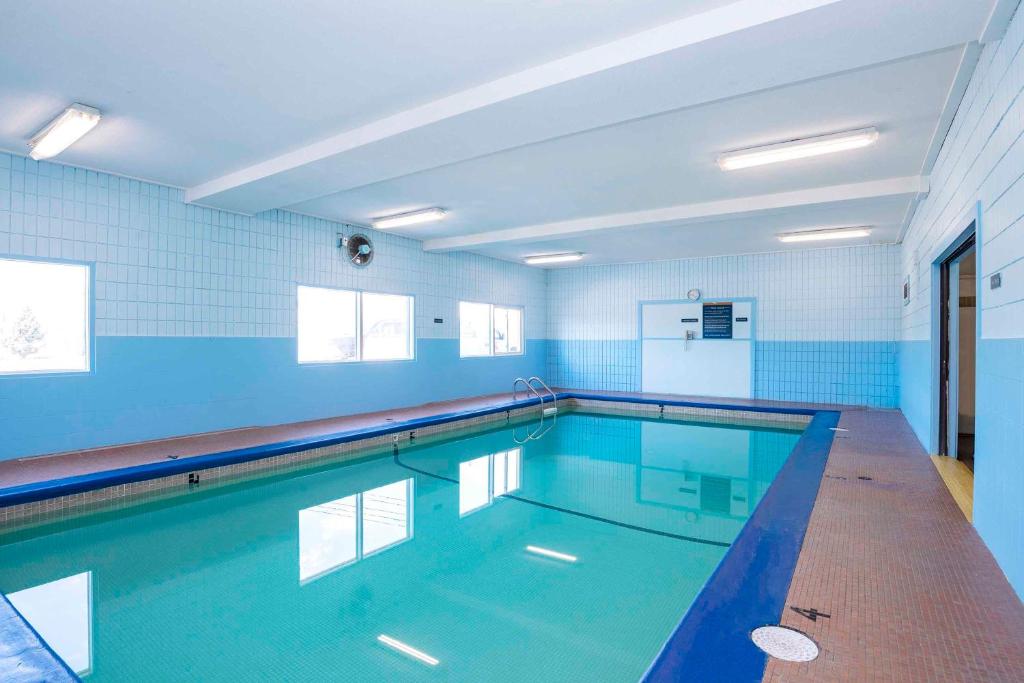 Bazén v ubytování Sandman Hotel Cranbrook nebo v jeho okolí