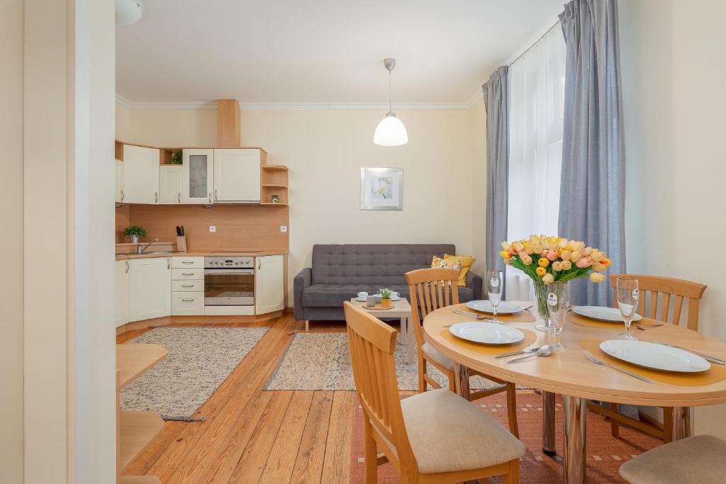 a dining room and kitchen with a table and chairs at Charming Apartment Located near the Promenade in Świnoujście by Renters in Świnoujście