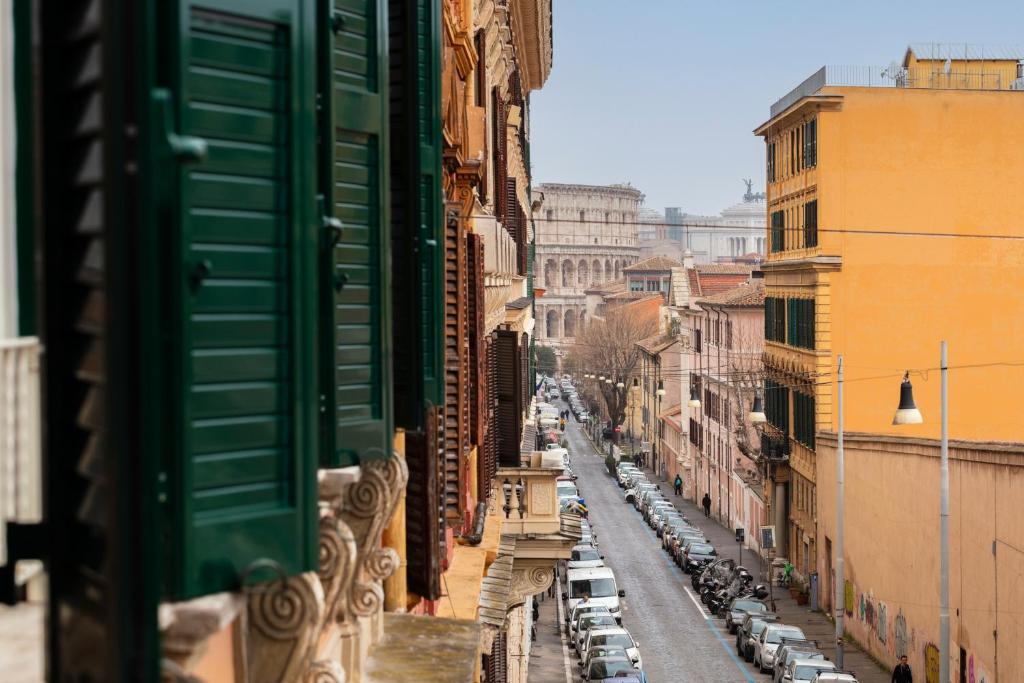 widok na ulicę miejską z zaparkowanymi samochodami w obiekcie Colosseo Road w Rzymie