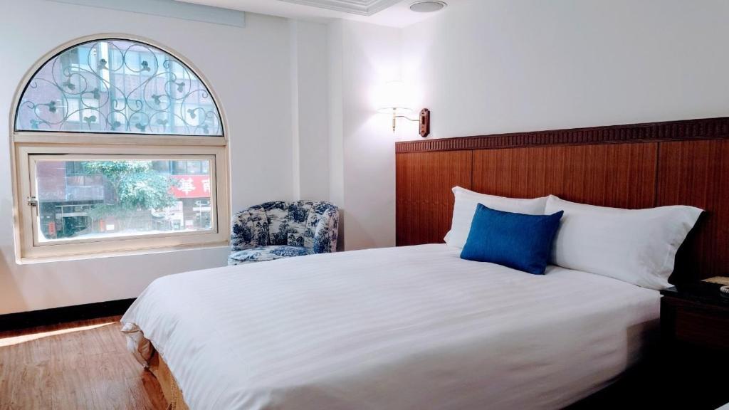 a bedroom with a large bed and a window at Hub Hotel Kaohsiung Cisian Branch in Kaohsiung
