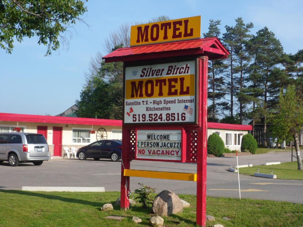 um sinal para um motel num parque de estacionamento em The Silver Birch Motel em Goderich