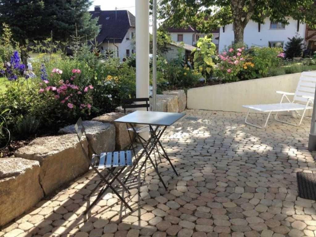 een tafel en stoelen op een patio bij Ferienwohnung Huber in Markdorf