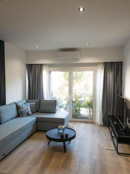 Posezení v ubytování Azalea Suite - 5 min drive to Piraeus Port