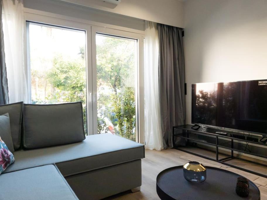 TV a/nebo společenská místnost v ubytování Azalea Suite - 5 min drive to Piraeus Port