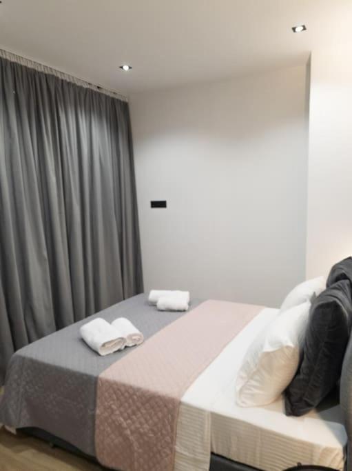 Postel nebo postele na pokoji v ubytování Azalea Suite - 5 min drive to Piraeus Port