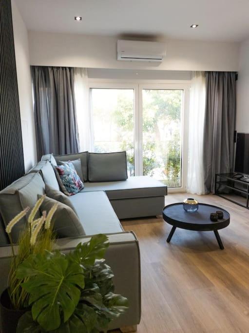 Posezení v ubytování Azalea Suite - 5 min drive to Piraeus Port