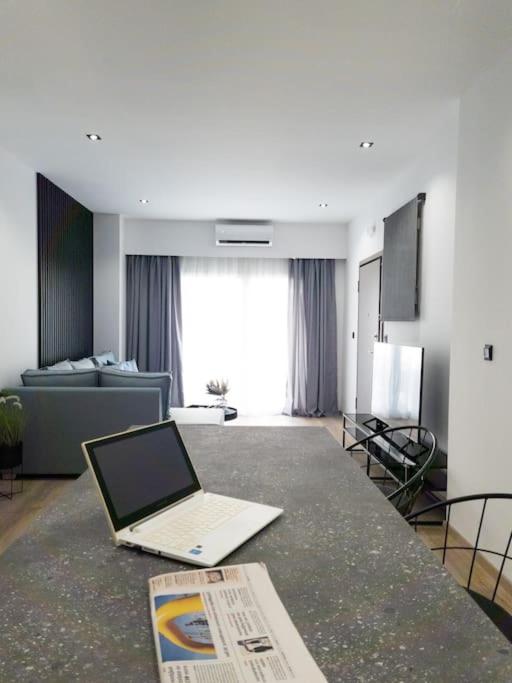 Posezení v ubytování Azalea Suite - 5 min drive to Piraeus Port