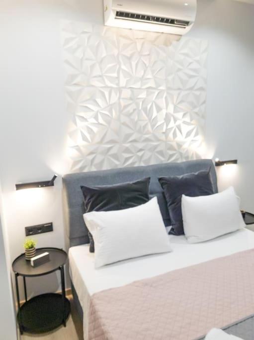 Postel nebo postele na pokoji v ubytování Azalea Suite - 5 min drive to Piraeus Port