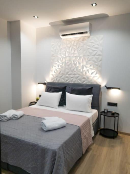 Postel nebo postele na pokoji v ubytování Azalea Suite - 5 min drive to Piraeus Port