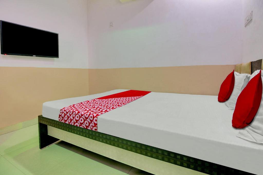 En eller flere senge i et værelse på Super OYO Flagship Hotel Vinit Lodging