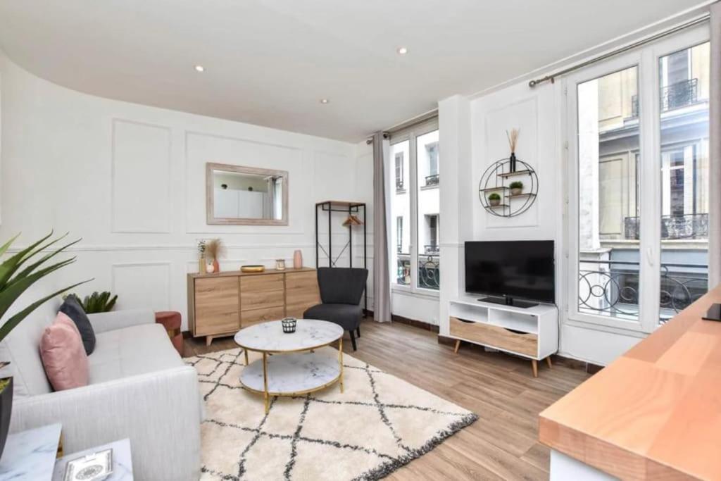 un salon avec un canapé et une table dans l'établissement Cosy Apt. 4People - Montorgueil, à Paris