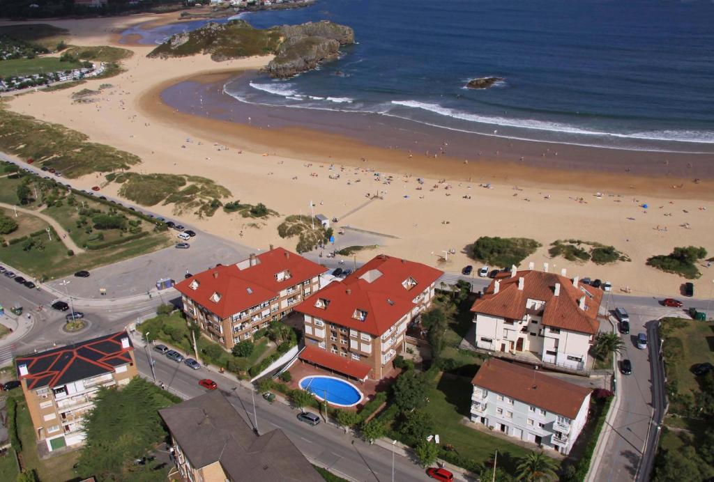 una vista aérea de una playa con casas y el océano en Apartamentos Regollera, en Noja