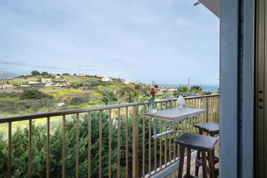 balcone con 2 sedie e tavolo con vista di !!! 2 MIN DALLA SPIAGGIA !!! - Casa Vacanze Coralli a Sciacca