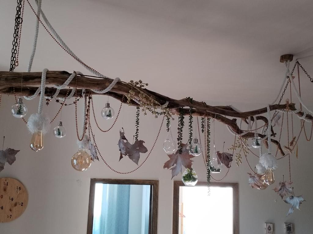 una rama con adornos de Navidad colgando del techo en Casa finca Pitusa, en Salvatierra de Miño