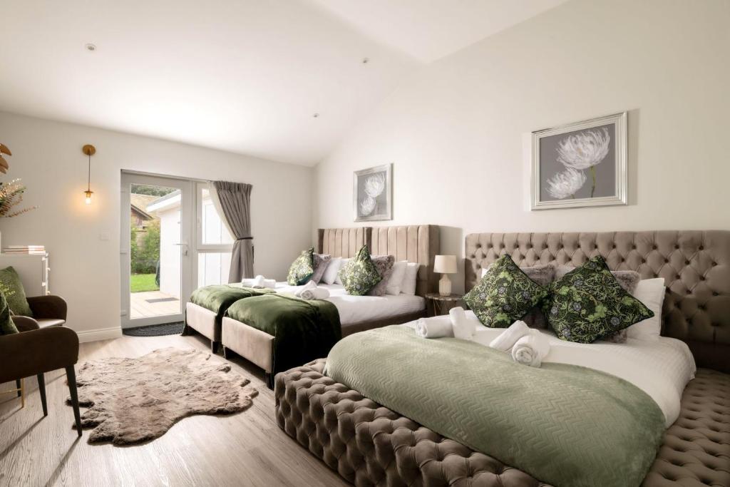 1 dormitorio con 2 camas y sofá en Paisley Cottage, en Sandwich
