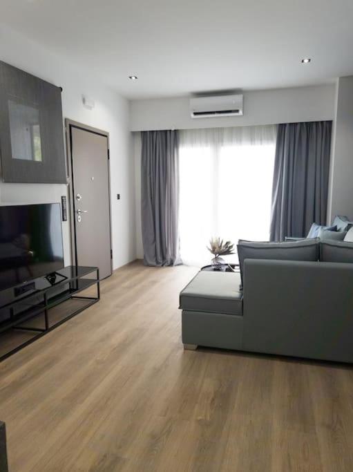 TV a/nebo společenská místnost v ubytování Dahlia Suite - 5 min drive to Piraeus Port