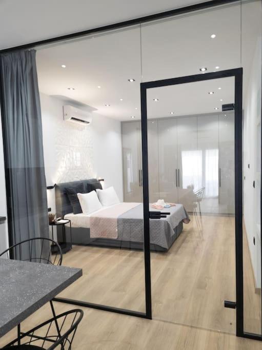 Postel nebo postele na pokoji v ubytování Dahlia Suite - 5 min drive to Piraeus Port
