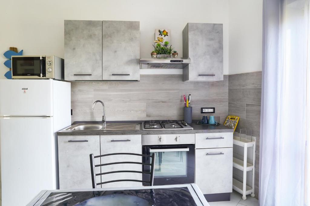 Cucina o angolo cottura di !!! 2 MIN DALLA SPIAGGIA !!! - Casa Vacanze Coralli