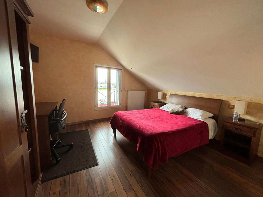 een slaapkamer met een bed met een rode deken bij O Barcaiolo in Conflans-Sainte-Honorine