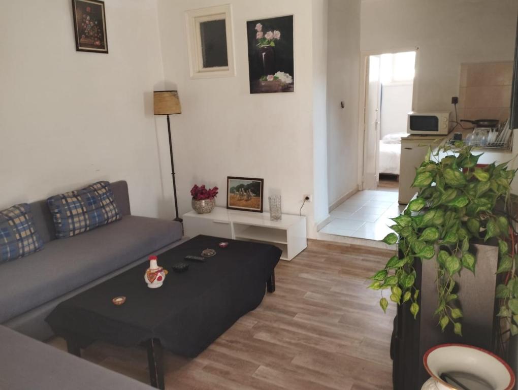 - un salon avec un canapé et une table dans l'établissement Studio centre ville Agadir, à Agadir