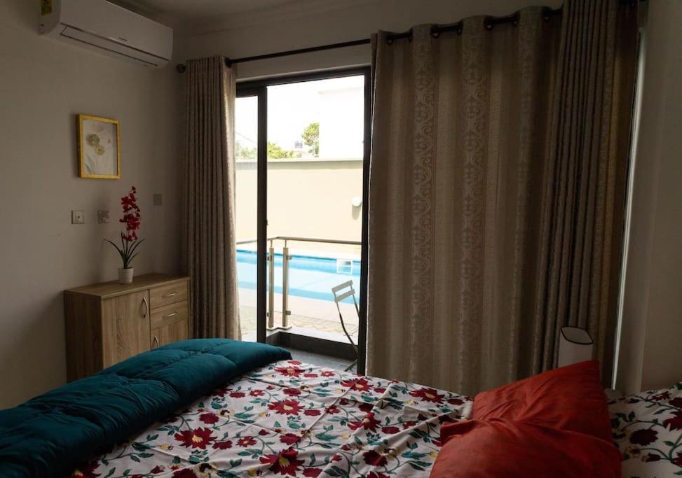 Gulta vai gultas numurā naktsmītnē Elegantly furnished one-bedroom -Avant Garde