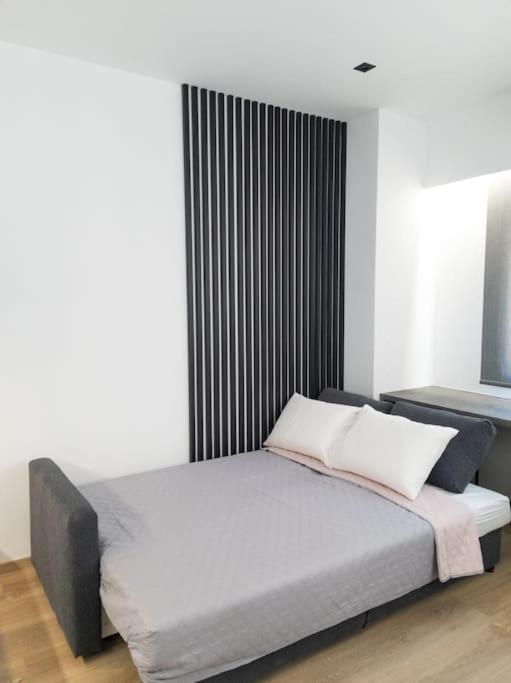 Postel nebo postele na pokoji v ubytování Camellia Suite - 5 min drive to Piraeus Port