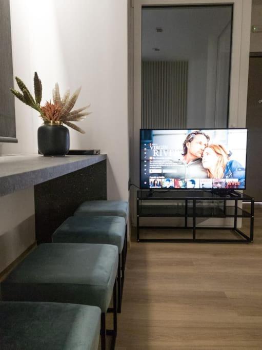 TV a/nebo společenská místnost v ubytování Camellia Suite - 5 min drive to Piraeus Port