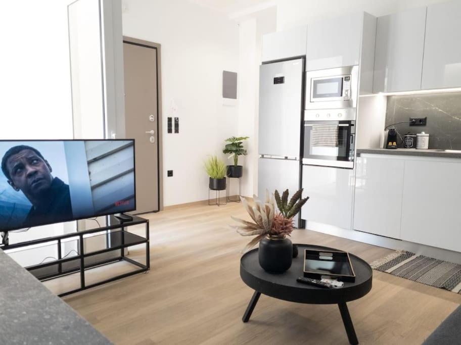 TV a/nebo společenská místnost v ubytování Camellia Suite - 5 min drive to Piraeus Port