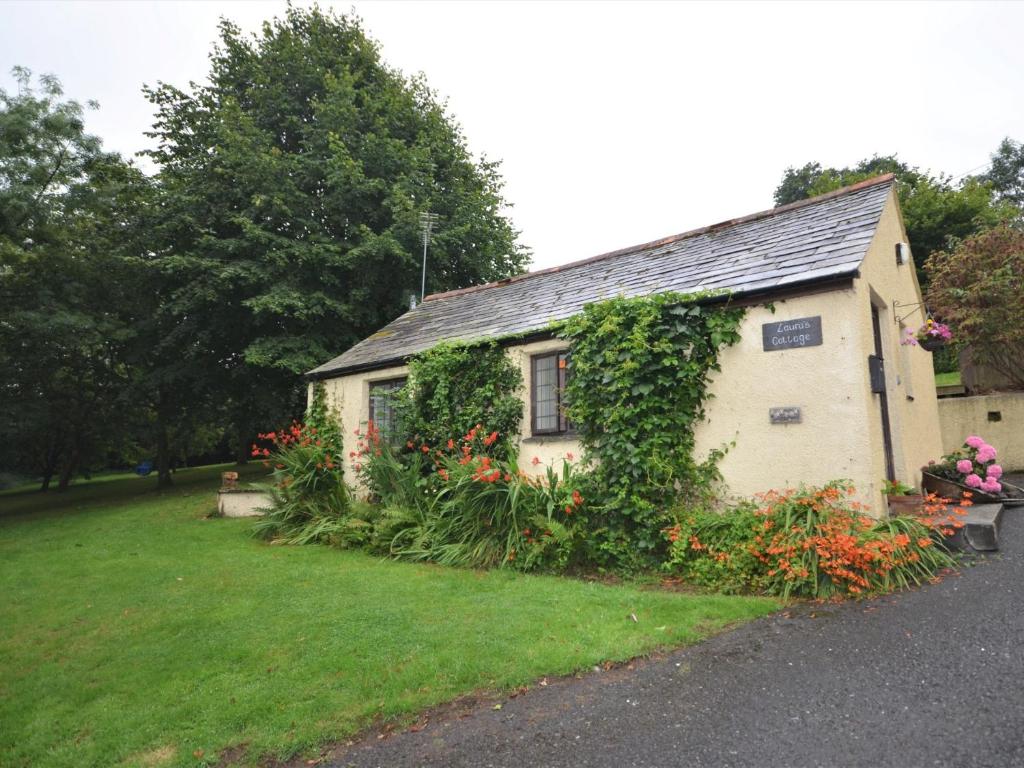 una pequeña casa con hiedra creciendo a su lado en 1 bed property in Crackington Haven 36500, en Egloskerry